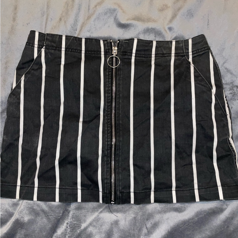 Volcom black and white skirt!